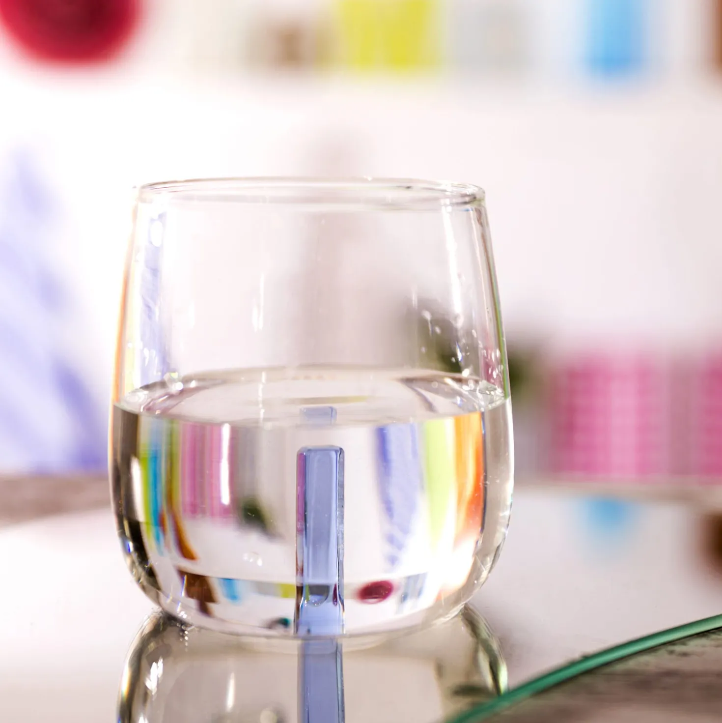 Bicchiere acqua lettera I azzurra in vetro borosilicato, da 380 ml