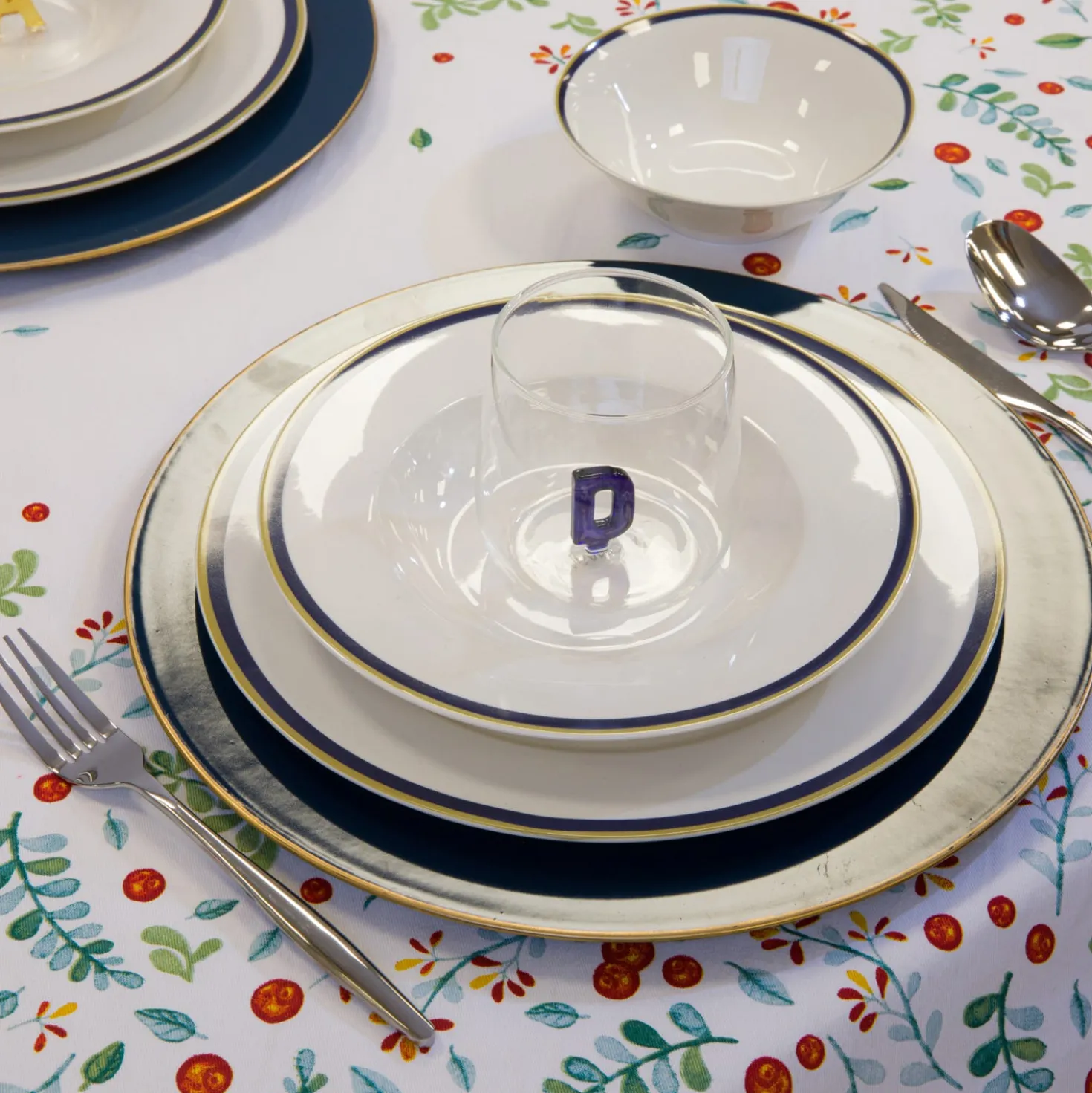 Piatto piano con filo blu e oro in new bone china, da 26 cm